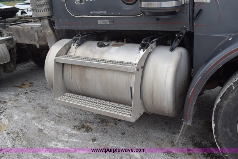 image for item L3477 2000 Peterbilt 378 semi truck