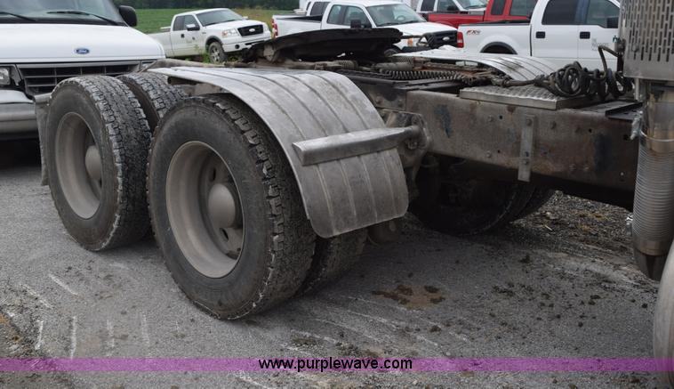 image for item L3477 2000 Peterbilt 378 semi truck