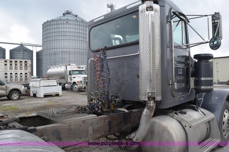 image for item L3477 2000 Peterbilt 378 semi truck