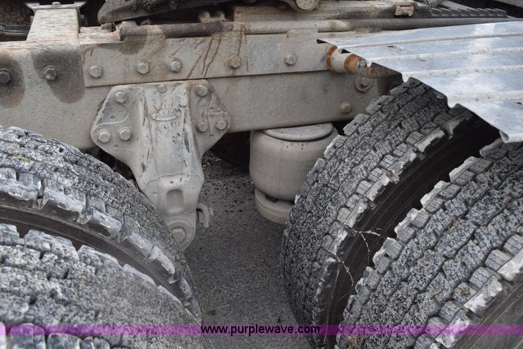 image for item L3477 2000 Peterbilt 378 semi truck