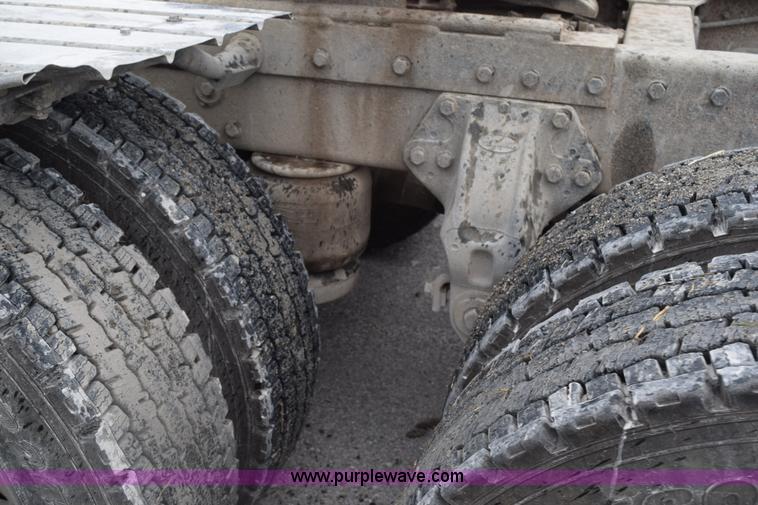 image for item L3477 2000 Peterbilt 378 semi truck