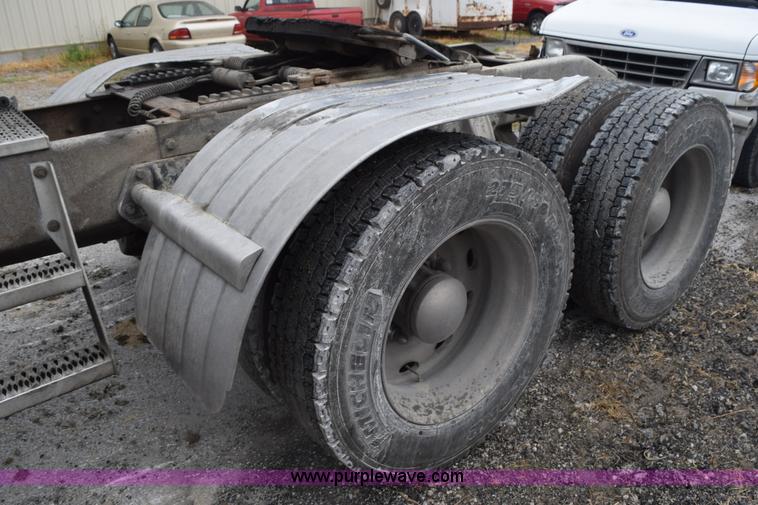 image for item L3477 2000 Peterbilt 378 semi truck