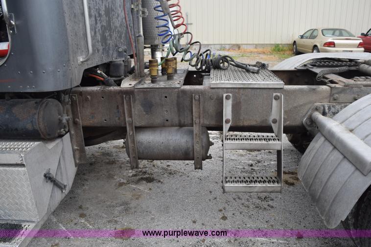 image for item L3477 2000 Peterbilt 378 semi truck