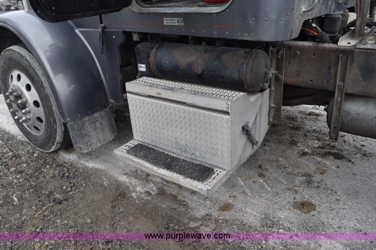 image for item L3477 2000 Peterbilt 378 semi truck