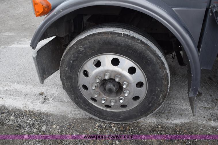 image for item L3477 2000 Peterbilt 378 semi truck