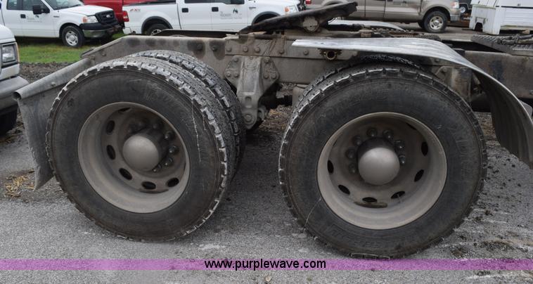 image for item L3477 2000 Peterbilt 378 semi truck