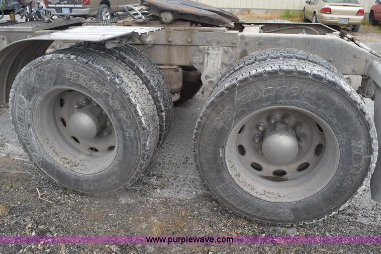 image for item L3477 2000 Peterbilt 378 semi truck