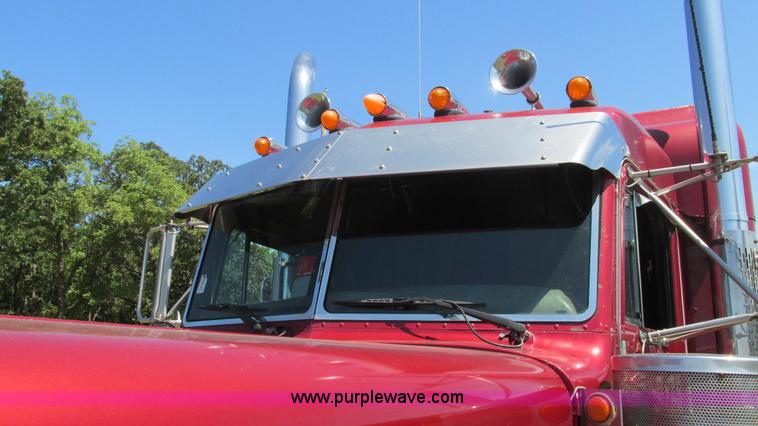 image for item L5251 2001 Peterbilt 379 semi truck