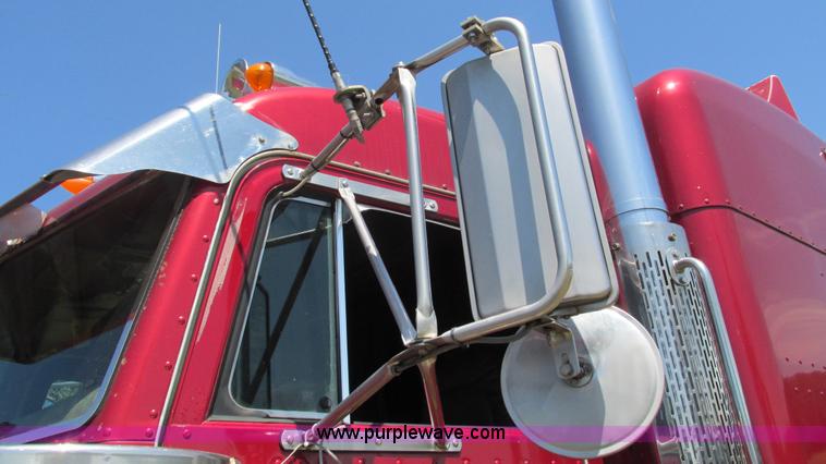 image for item L5251 2001 Peterbilt 379 semi truck