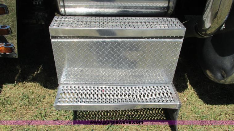 image for item L5251 2001 Peterbilt 379 semi truck