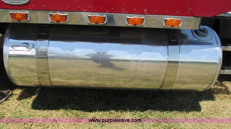 image for item L5251 2001 Peterbilt 379 semi truck