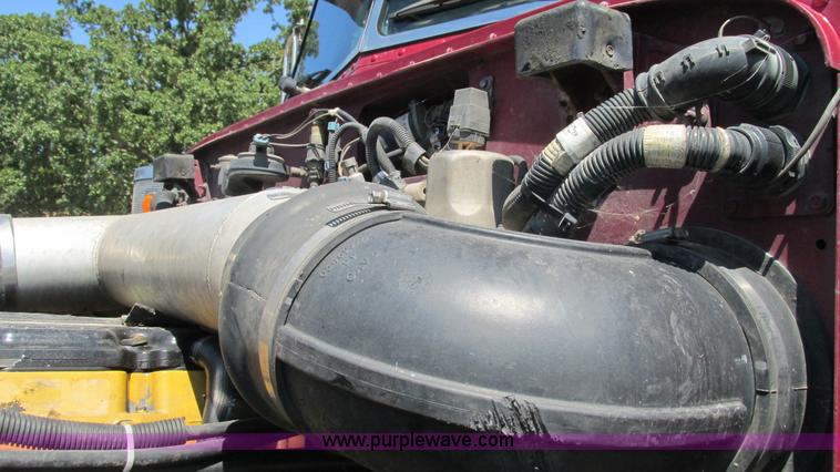 image for item L5251 2001 Peterbilt 379 semi truck