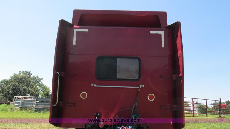image for item L5251 2001 Peterbilt 379 semi truck
