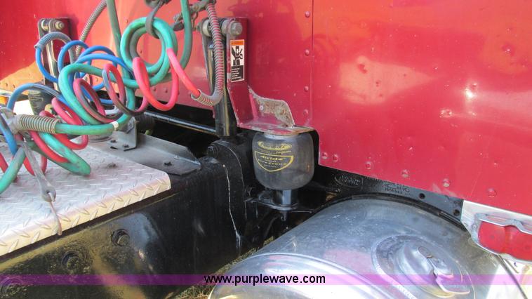 image for item L5251 2001 Peterbilt 379 semi truck