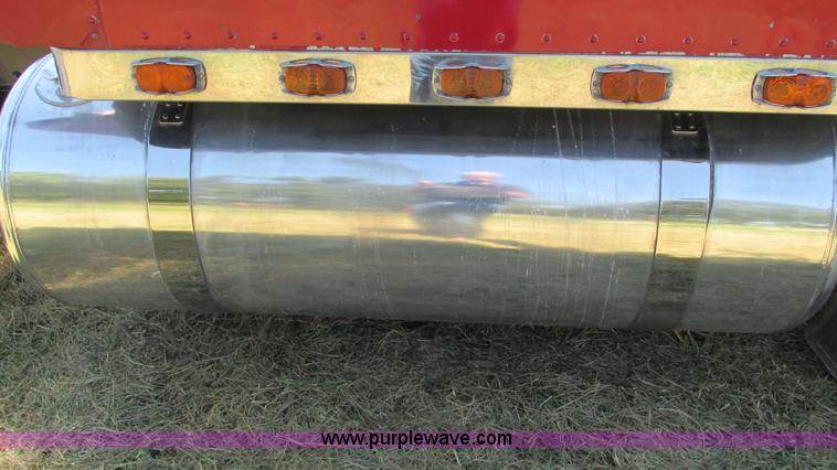 image for item L5251 2001 Peterbilt 379 semi truck