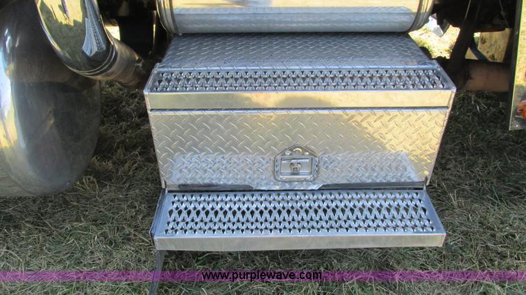 image for item L5251 2001 Peterbilt 379 semi truck