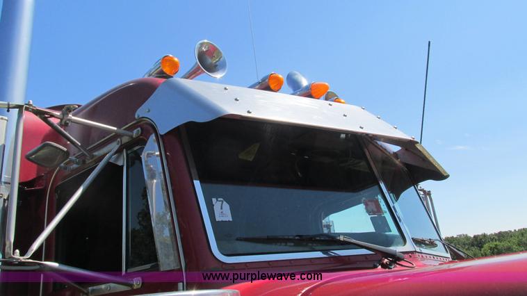 image for item L5251 2001 Peterbilt 379 semi truck