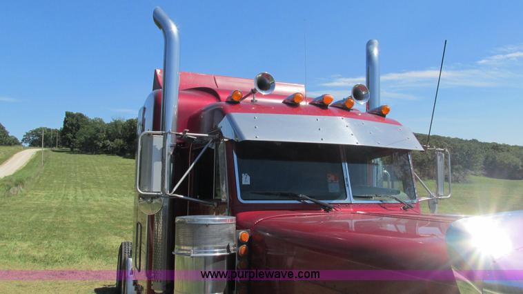 image for item L5251 2001 Peterbilt 379 semi truck