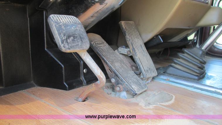 image for item L5251 2001 Peterbilt 379 semi truck