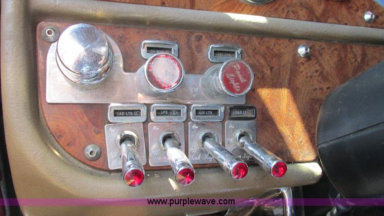 image for item L5251 2001 Peterbilt 379 semi truck