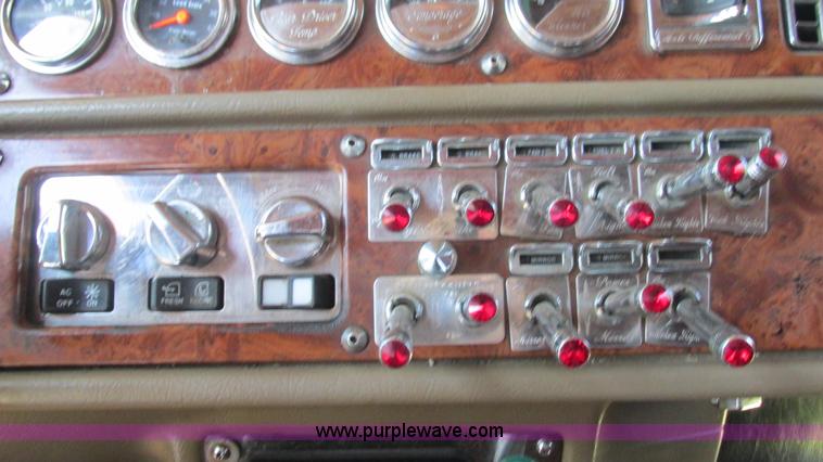 image for item L5251 2001 Peterbilt 379 semi truck