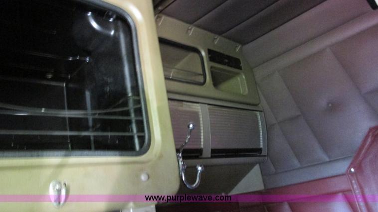 image for item L5251 2001 Peterbilt 379 semi truck