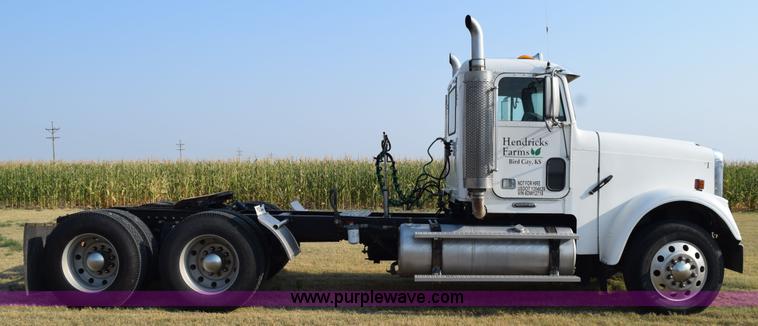 image for item L5806 2006 Freightliner FLD120SD semi truck