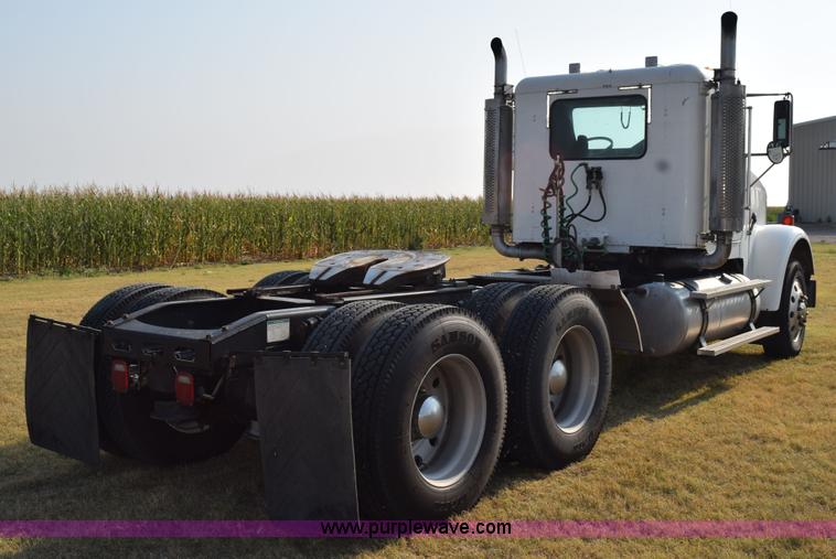 image for item L5806 2006 Freightliner FLD120SD semi truck