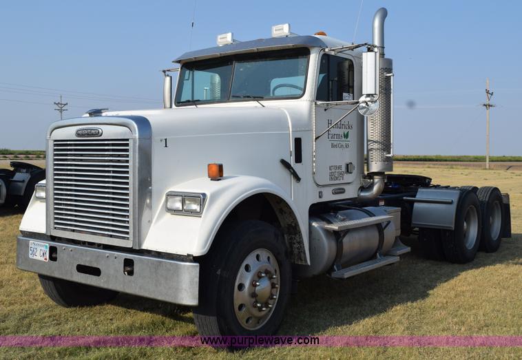 image for item L5806 2006 Freightliner FLD120SD semi truck