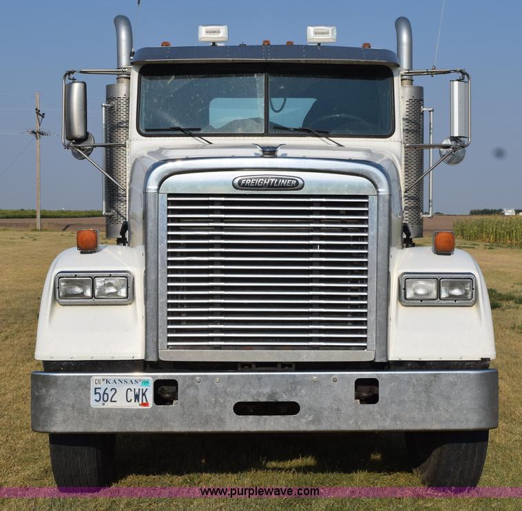 image for item L5806 2006 Freightliner FLD120SD semi truck