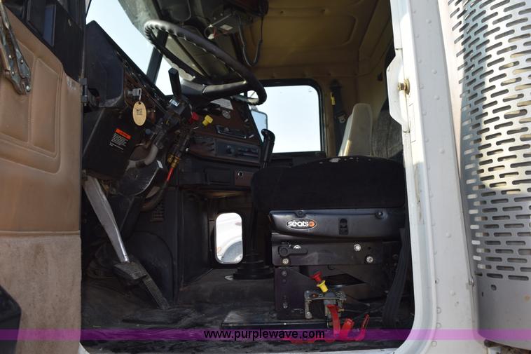 image for item L5806 2006 Freightliner FLD120SD semi truck