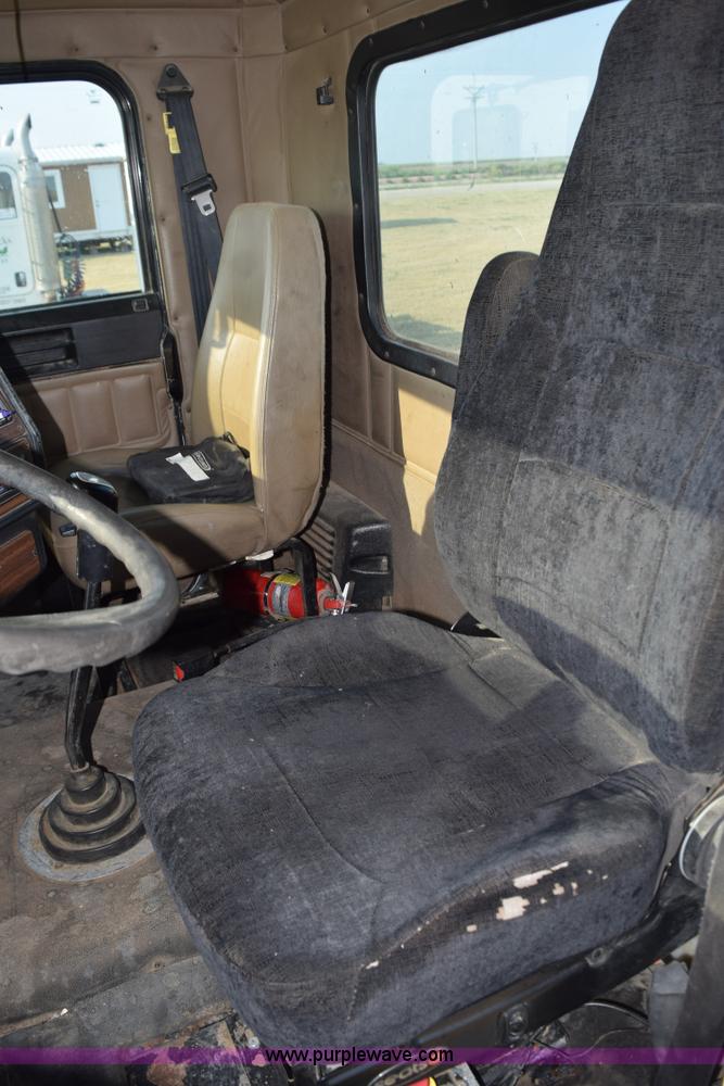 image for item L5806 2006 Freightliner FLD120SD semi truck