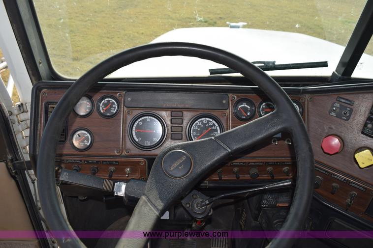 image for item L5806 2006 Freightliner FLD120SD semi truck