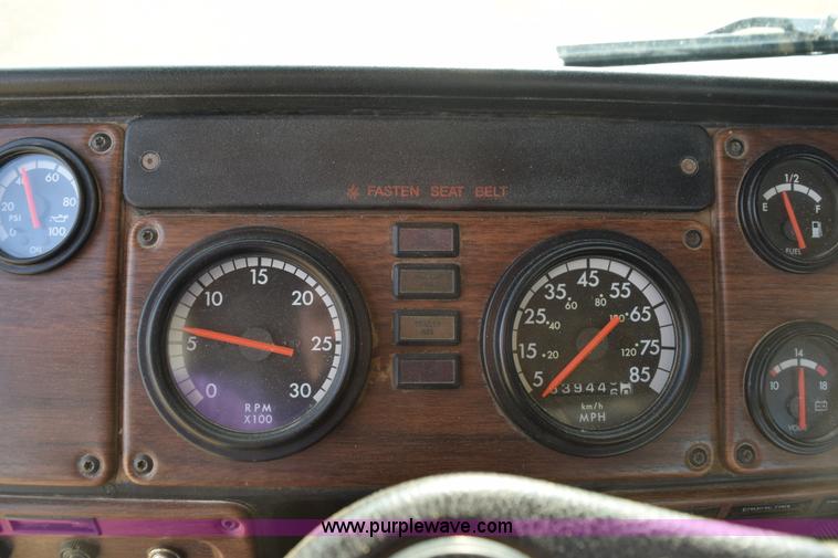 image for item L5806 2006 Freightliner FLD120SD semi truck