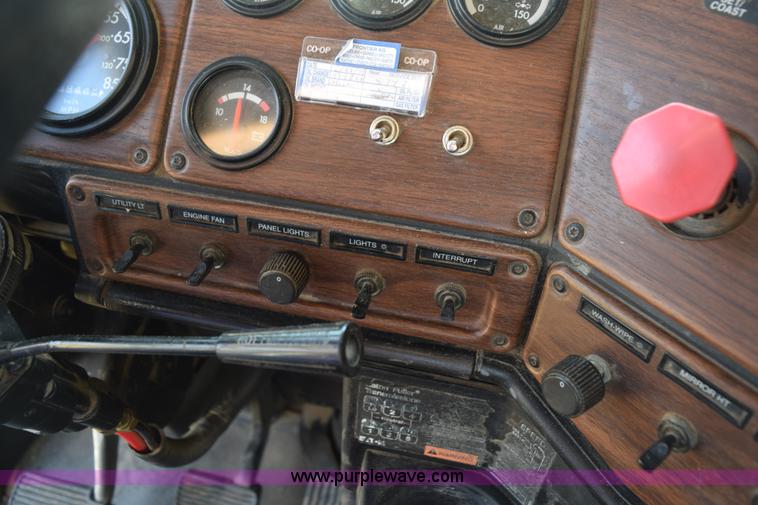 image for item L5806 2006 Freightliner FLD120SD semi truck