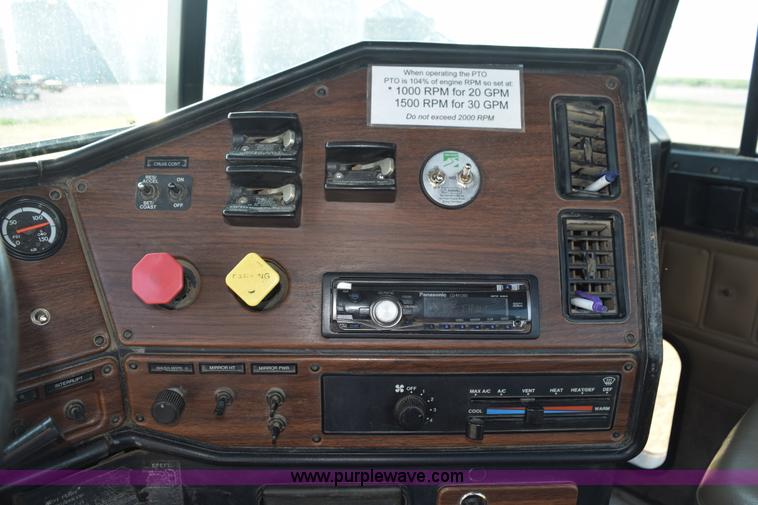 image for item L5806 2006 Freightliner FLD120SD semi truck