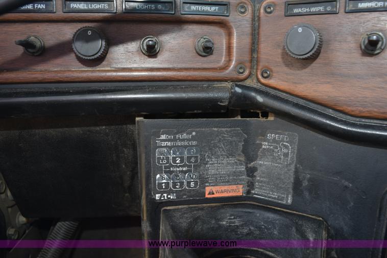 image for item L5806 2006 Freightliner FLD120SD semi truck