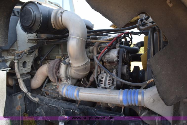 image for item L5806 2006 Freightliner FLD120SD semi truck