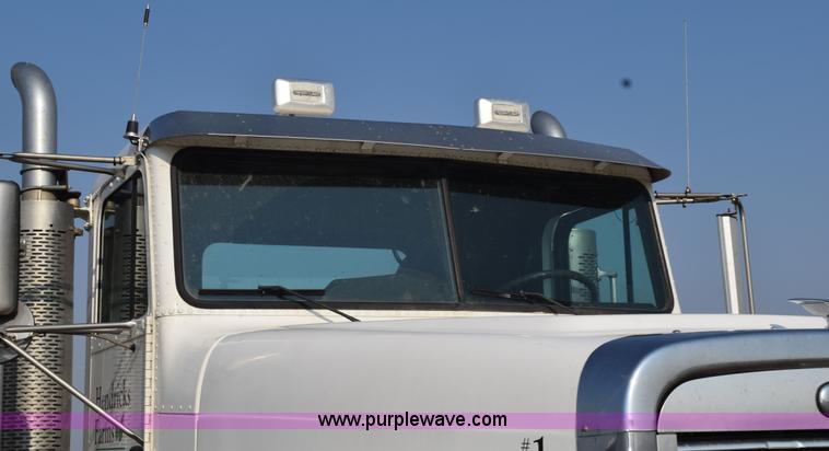 image for item L5806 2006 Freightliner FLD120SD semi truck