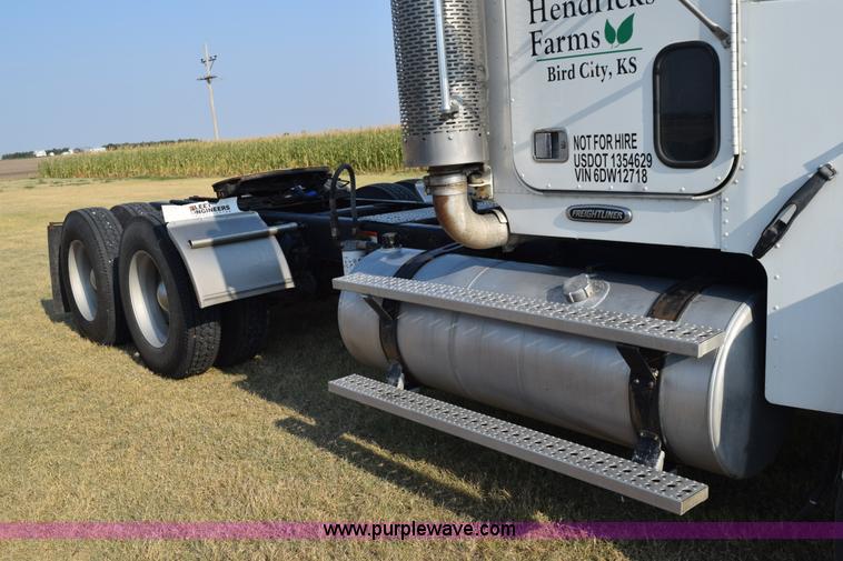 image for item L5806 2006 Freightliner FLD120SD semi truck