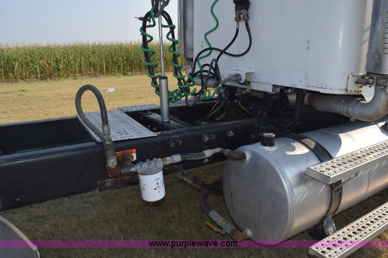 image for item L5806 2006 Freightliner FLD120SD semi truck