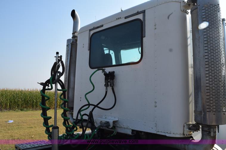 image for item L5806 2006 Freightliner FLD120SD semi truck