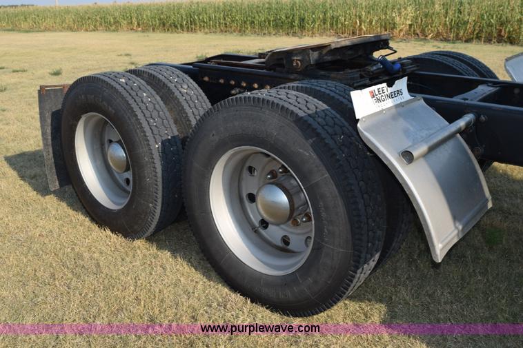 image for item L5806 2006 Freightliner FLD120SD semi truck