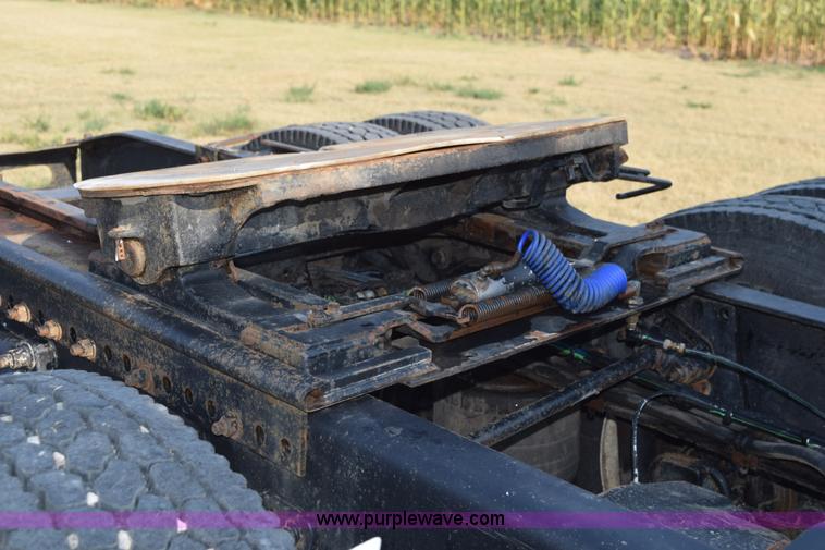 image for item L5806 2006 Freightliner FLD120SD semi truck