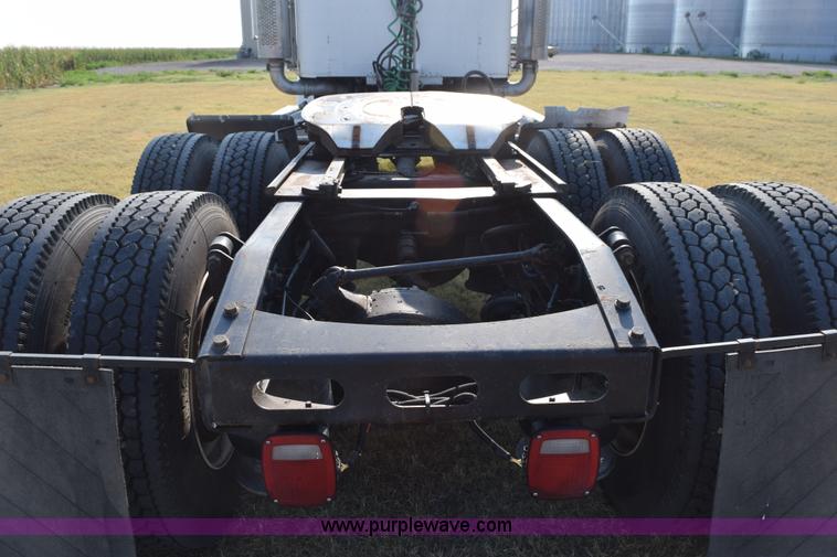 image for item L5806 2006 Freightliner FLD120SD semi truck