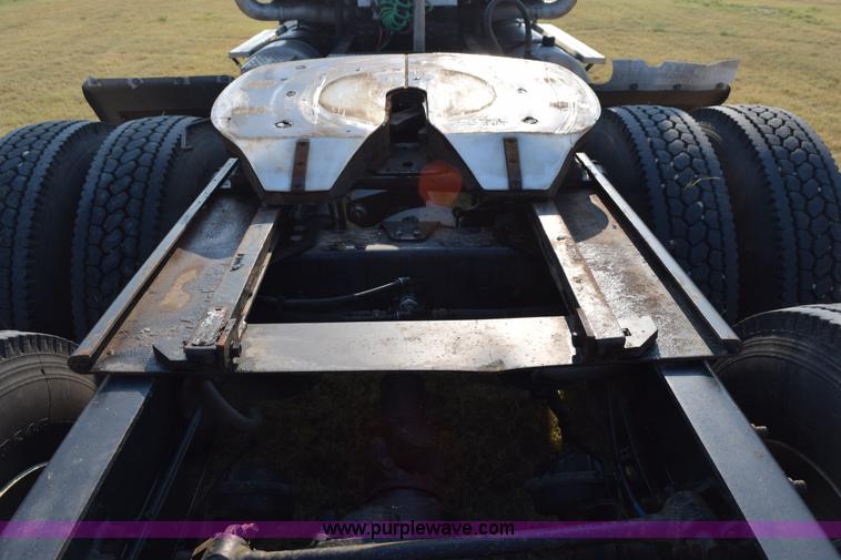 image for item L5806 2006 Freightliner FLD120SD semi truck