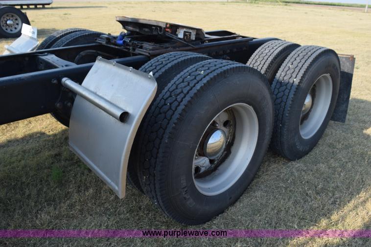 image for item L5806 2006 Freightliner FLD120SD semi truck