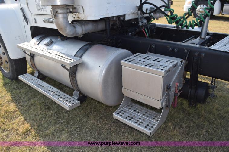 image for item L5806 2006 Freightliner FLD120SD semi truck