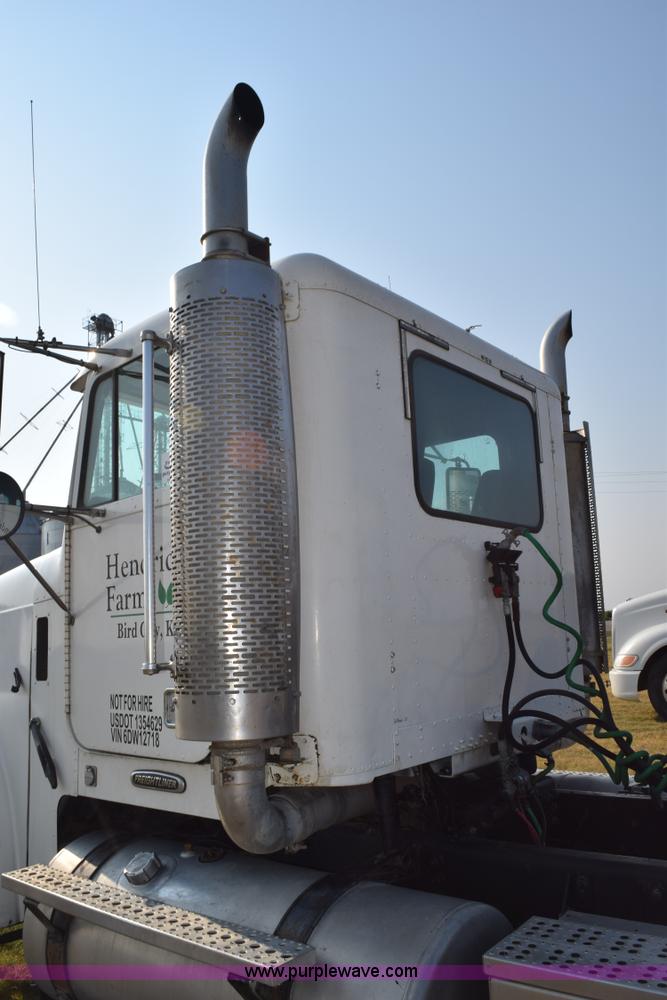 image for item L5806 2006 Freightliner FLD120SD semi truck