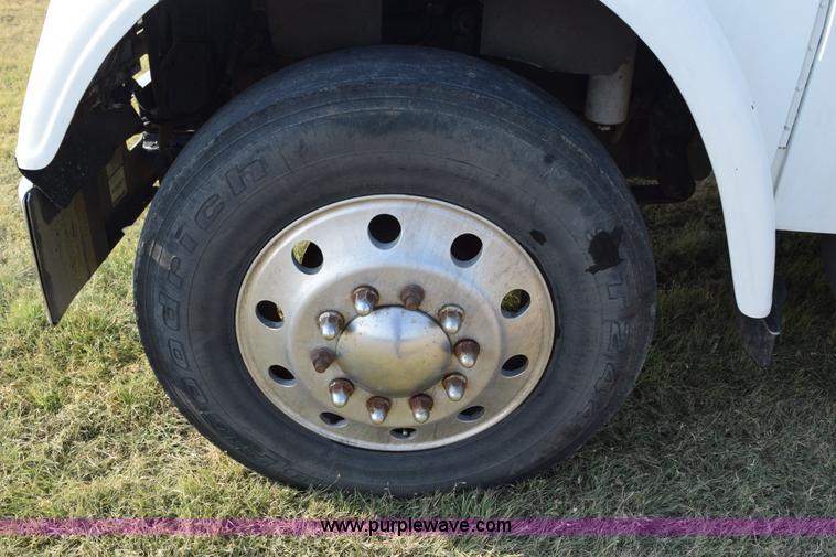 image for item L5806 2006 Freightliner FLD120SD semi truck